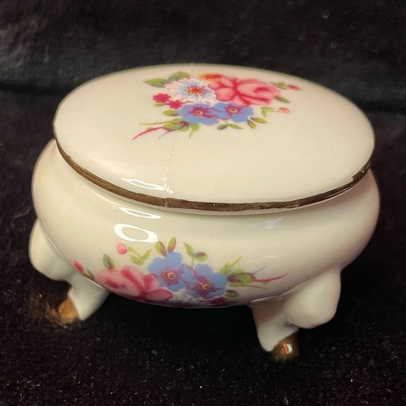 Vintage Small Floral Trinket Box on 3 Legs Made in Japan - Picture 11 of 11